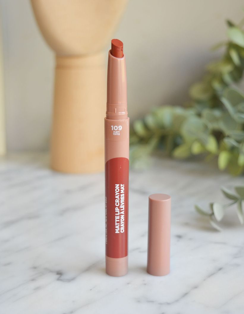 L’Oréal Paris Infaillible Matte Lip Crayon kalem ruj – 109 Flirty Toffee