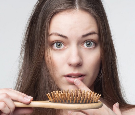 Kadınlarda saç dökülmesi nedir ve nasıl önlenir?