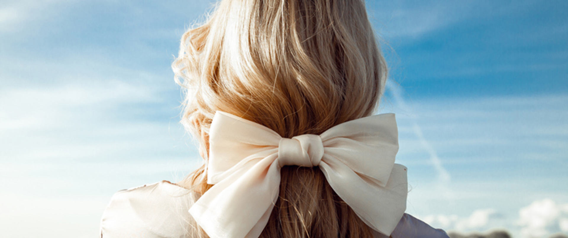 Saçlarda Romantik Rüzgarlar: Retro Fiyonklarla 3 Basit Saç Modeli