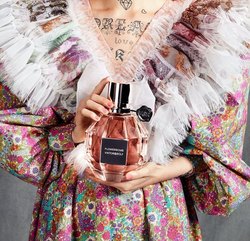 Renkli kadınların parfümü: Viktor & Rolf Flowerbomb 
