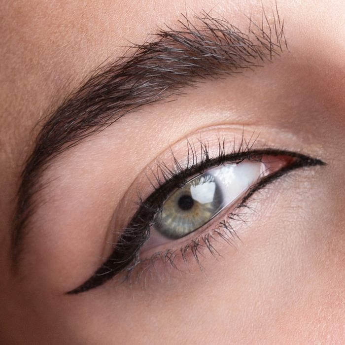Çekik gözler için eyeliner uygula