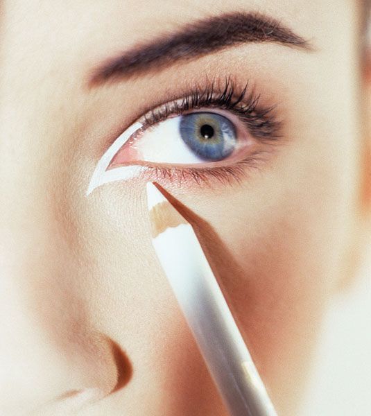 Göz Kalemi ile Beyaz Grafik Eyeliner Uygulaması